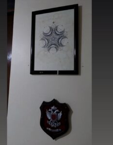 Geometría personal en tinta basada en numerología colocada en pared como decoración minimalista